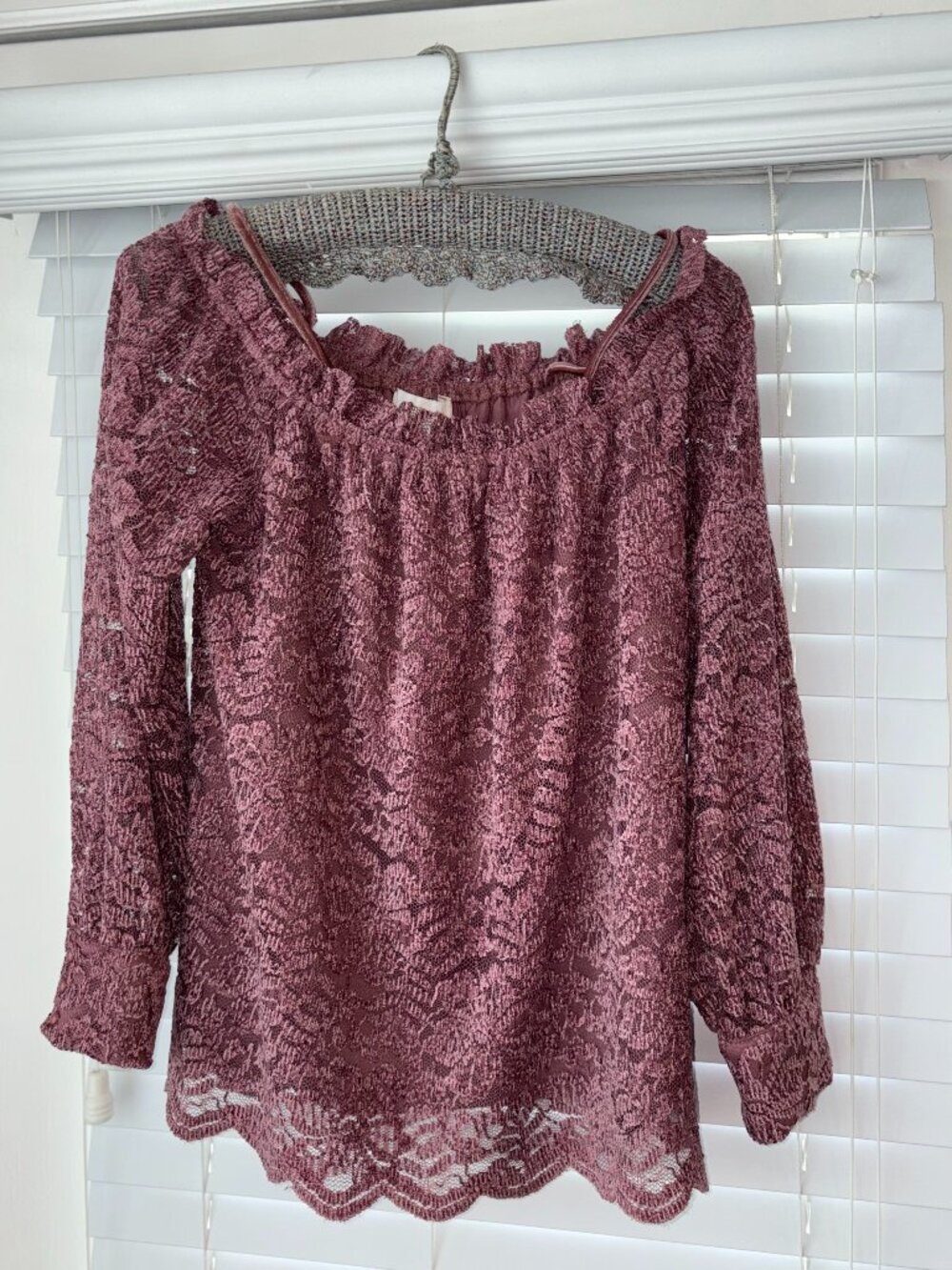 ERI AND ALI - ANTHROPOLOGIE - LACE - OFF THE SHOULDER TOP - SIZE M